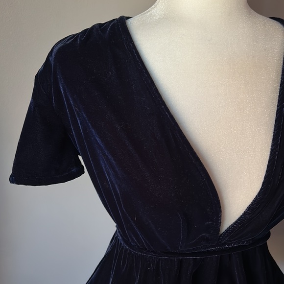 Kimchi Blue Women’s Navy Velvet Deep V-Neck Top - Picture 2 of 7